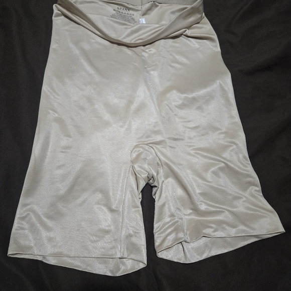Spanx high waisted mid thigh shorts - Picture 6 of 7
